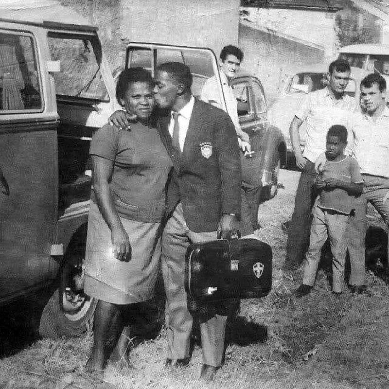 Em 1966, um beijo carinhoso na mãe antes de entrar na Kombi para encontrar com a delegação brasileira para a disputa da Copa da Inglaterra. Foto: Divulgação