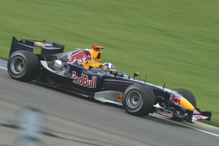 O RB2, segundo modelo projetado por Newey para a Red Bull, em 2006. Na foto, guiado por David Coulthard. Foto: UOL