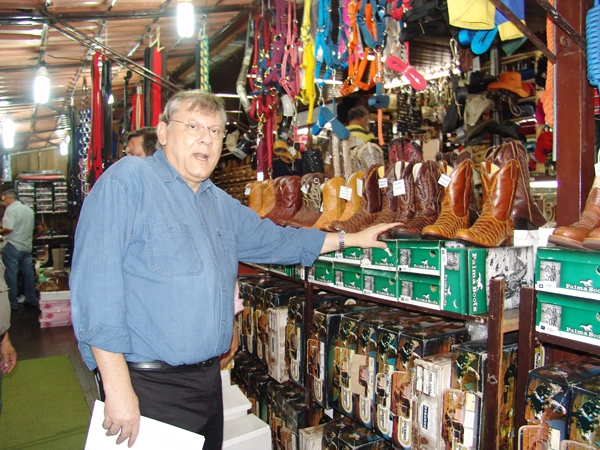 Milton conferindo as lindas botas &agrave; venda na Feileite