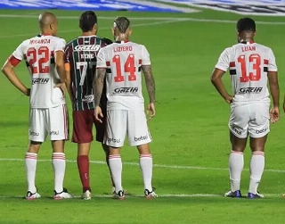 A questionável atitude de Miranda no jogo contra o Fluminense. Foto: Divulgação