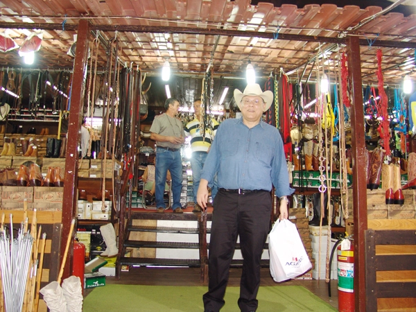Milton &agrave; car&aacute;ter, com chap&eacute;u de fazendeiro