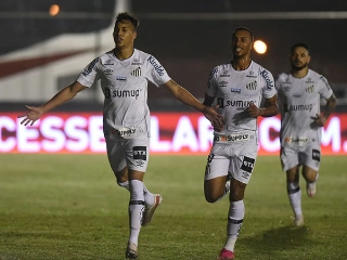 Centroavante Kaio Jorge entrou na mira de Chelsea e Arsenal. Foto: Ivan Storti/Santos FC