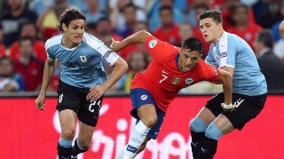 Uruguai vence Chile com gol no fim e passa às quartas como líder do Grupo C