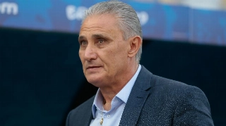 Tite observa o duelo entre Brasil x Peru na Arena Corinthians