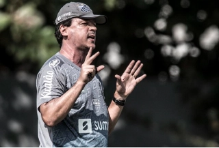 Fernando Diniz tem um desfalque certo para a partida. Foto: Santos/Divulgação