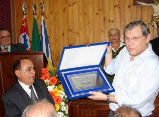 Na Câmara Municipal, em 2006, com a placa que lhe foi outorgada. Foto: Divulgação