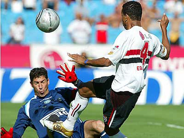 Em 2004, o Goleiro defendeu um p&ecirc;nalti do craque Luis fabiano, em partida do Campeonato Brasileiro. Na Ocasi&atilde;o, o Palmeiras bateu o S&atilde;o Paulo no Pacaemb&uacute;, por 2 a 1. Vagner Love marcou duas vezes pelo Verd&atilde;o e Cic&iacute;nho descontou para o Tricolor 