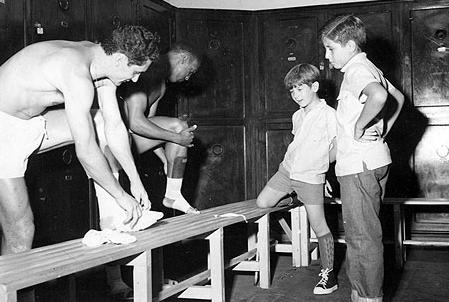 Vestiário do Santos FC: Orlando Peçanha, Geraldino, Julinho Mazzei (filho do grande Júlio Mazzei) e Pedrinho (filho do repórter Tito Neto). Quem era o fotógrafo? Tito Neto ou o Professor Júlio Mazzei?