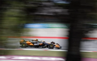 Piloto da McLaren foi ao limite para assegurar o primeiro posto na Catalunha. Foto: McLarenF1