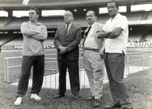 No estádio do Morumbi na década de 1960 vemos da esquerda para a direita o professor Júlio Mazzei, Paulo Machado de Carvalho, Henri Aidar e homem não identificado
