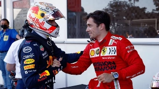 Holandês cumprimenta o pole Leclerc. Foto: Red Bull Racing Honda