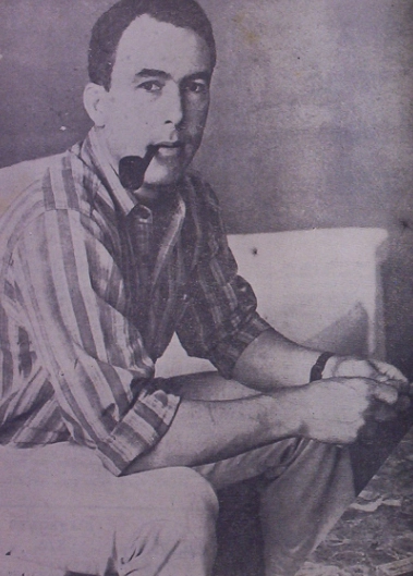 O professor e descobridor de talentos Júlio Mazzei posa com o cachimbo na boca. Foto: Walter Peres