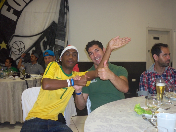 Da esquerda para a direita sentados na mesa, Mois&eacute;s Bueno, S&eacute;rgio e um amigo. Foto: Arquivo pessoal Mois&eacute;s Bueno