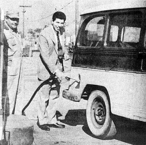 A qualidade da foto não é das melhores mas vale pelo registro. O próprio Silvio Santos abastece sua Rural Willys no posto Dokinha, em Monte Alegre de Minas (MG) na década de 60. Foto: Facebook/Monte Alegre de Minas em todos os tempos