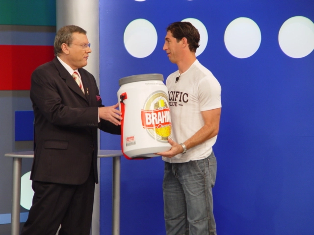 Durante o Terceiro Tempo, recebendo de Milton Neves o cooler da Brahma