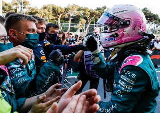 O tetracampeão comemorou muito com sua equipe. Foto: Aston Martin Cognizant F1 Team