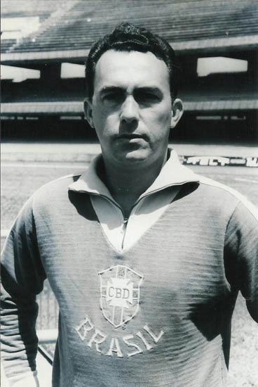 Júlio Mazzei em treino da Seleção Brasileira no Morumbi, em 1965, antes do amistoso contra a Hungria, partida que o time canarinho venceu por 5 a 3, no Pacaembu. Foto: José Frascino, enviada por Cacá Bizzocchi