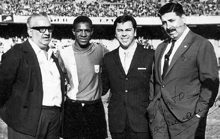 Dorval (segundo da esquerda para a direita) foi ídolo também na Argentina, jogando no Racing de Avellaneda. Também estão na foto Augusto da Silva Saraiva (ex-diretor do Santos _já falecido_, à direita, de bigode) e o cantor Lucho Gatica (o terceiro, da esquerda para a direita)

