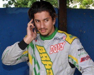 João Rosate, campeão da Seletiva de Kart Petrobras, ligou para seu pai após a vitória. Foto: Marcos Júnior Micheletti/Portal TT