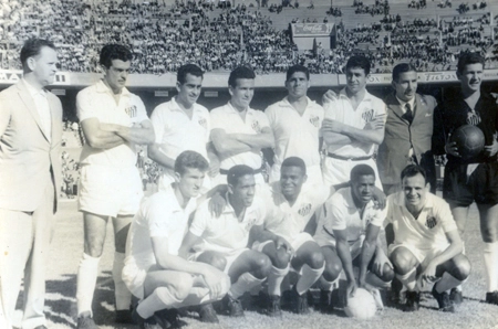 Veja o grande Santos antes de partida disputada em 1961 na cidade de Montevidéu, no Uruguai. Em pé estão Calvet, Zito, Dalmo, Jorge Trombada, Mauro e Lalá; agachados estão Sormani, Mengálvio, Coutinho, Dorval e Pepe
