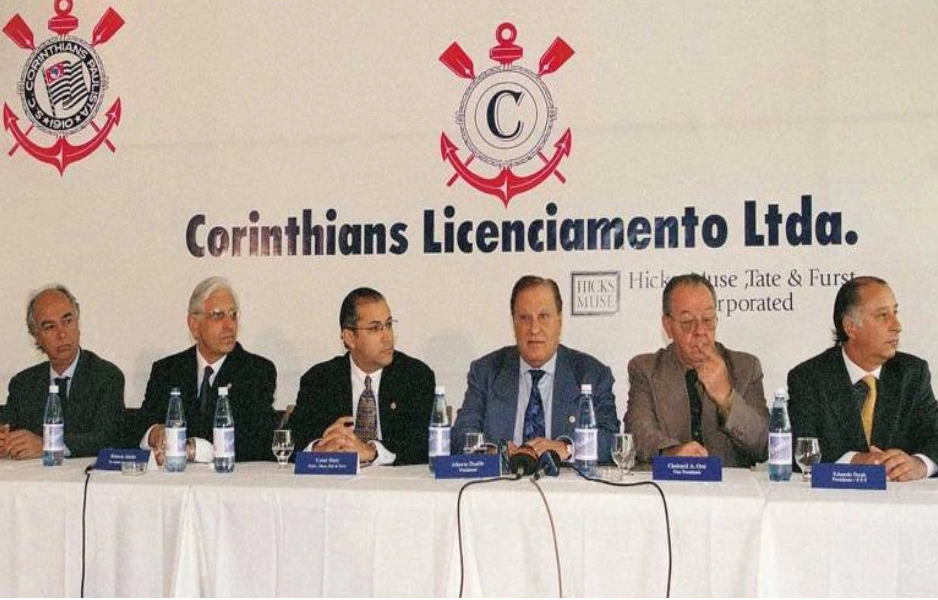 Em 1999. Da esquerda para a direita: J. Hawilla, da Traffic, à esq., ao lado de Roberto Muller e Cesar Baez, da Hicks Muse, Alberto Dualib, Clodomil Orsi e Marco Polo del Nero durante entrevista coletiva sobre a venda do controle acionário do departamento de futebol do Corinthians. Foto: Cristina Rebello/Folha Imagem