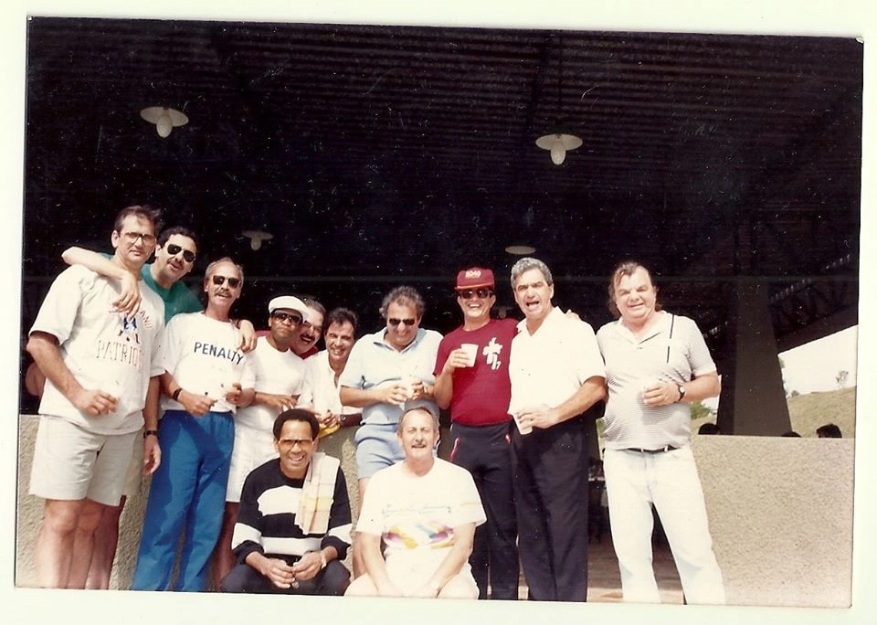 Amigos reunidos nos anos 90. Zoca é o quarto em pé (de boina branca) e o sétimo é Antônio Carlos Barbosa. Foto: arquivo pessoal de Antônio Carlos Barbosa