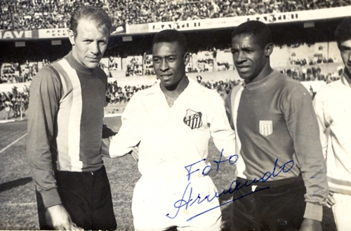 Estádio de Avellaneda, na Grande Buenos Aires, em 1964. Pele está ao lado do grande amigo Dorval (à direita), que passou um ano pelo Racing Club, e do capitão do time argentino (à esquerda) 

