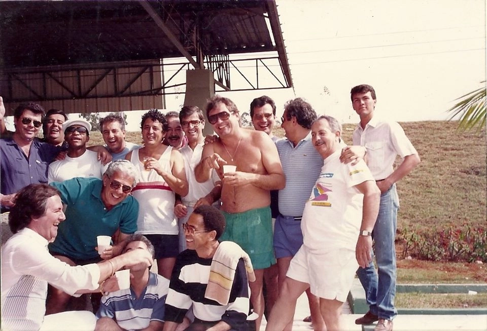 Amigos reunidos nos anos 90. Zoca é o terceiro em pé (de boina branca) e o décimo é Antônio Carlos Barbosa. Foto: arquivo pessoal de Antônio Carlos Barbosa