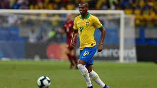 Fernandinho será o substituto de Casemiro no meio-campo da seleção
