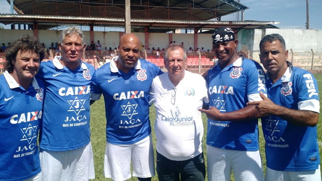 Timaço corintiano! Da esquerda para a direita, Tupãzinho, Márcio Bittencourt, Batata, Wagninho, Viola e Marco Antônio Boiadero no jogo do master do Corinthians, em 2018. Foto: Arquivo pessoal/Wagninho