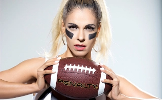 A modelo contou que vem aprendendo e se adaptando com as regras do Futebol Americano no Brasil