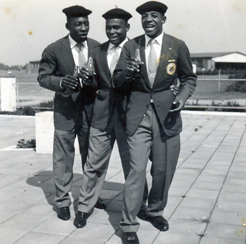 Pelé, Coutinho e Dorval em 1959, os três com garrafas de coca-cola na mão

