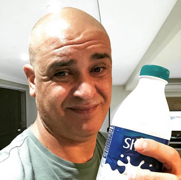Em março de 2020, fazendo careta com uma garrafa de leite na mão. Nada disso, Marcos, leite é uma bebida abençoada! Foto: arquivo pessoal de Marcos