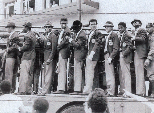 A cidade de Santos parou para receber os campeões mundiais de 1962. O Peixe bateu o Benfica por 5 a 2 na última partida, que muito consideram ter sido a maior atuação da vida de Pelé. Desfilando em carro aberto vemos, da esquerda para a direita, Zé Carlos, Pelé, Lima, Mengálvio, Coutinho, Dalmo, Pagão, Bé e Dorval
