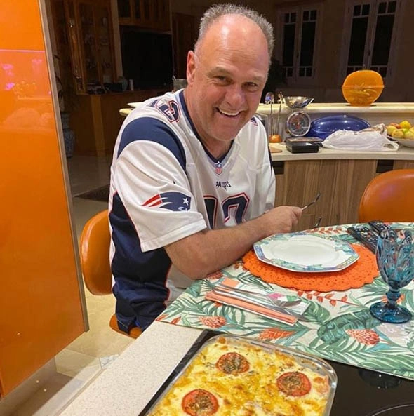 Em 29 de mar&ccedil;o de 2020, pronto para saborear uma receita que a fam&iacute;lia Schmidt aprendeu com C&aacute;tia Fonseca. Foto Instagram de Oscar