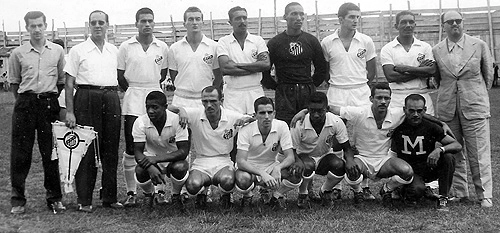 Santos FC, em 1957: dois dirigentes, Urubatão, Brauner, Hélvio Piteira, Manga, Ramiro, Ivan e o dirigente Reynaldo Ardito. Agachados: Dorval, Jair Rosa Pinto, Pagão, Pelé e Tite e o massagista Macedo.

