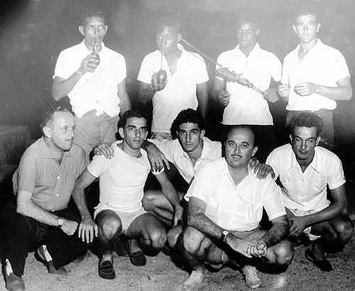 Em pé, em churrascada do time do Santos, em 1957: Ivan, Pelé, Dorval e Del Vecchio. Agachados: pessoa não identificada, Pagão, Ramiro, Reynaldo Ardito e outra pessoa não identificada.

