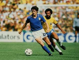 Paolo Rossi, herói da Azzurra, com Júnior em seu encalço. Foto: Divulgação