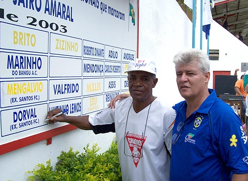 Dorval, em dezembro de 2007, assinando o Muro da Fama do Cordeiro FC, da cidade de Cordeiro (RJ). Jairo Amaral, presidente do clube, está ao lado.

