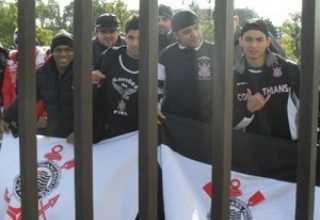 Barrada no treino, torcida corintiana dá jeitinho para ver ídolos e reclama da diretoria