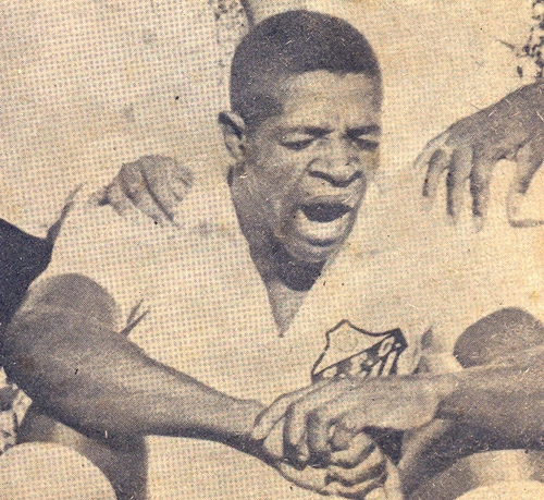 A foto boi tirada antes de jogo entre Santos e Botafogo no Rio de Janeiro na década de 1960. No final, bem mais acordado em campo, o Fogão venceu por 3 a 1

