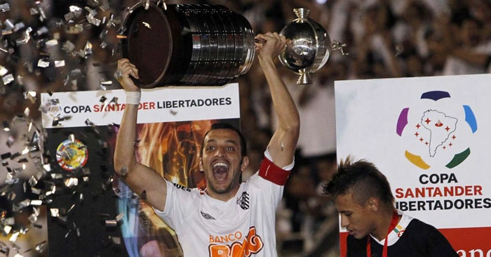 Edu Dracena levanta a taça da Copa Libertadores da Améirca e ao seu lado, Neymar. Foto: UOL