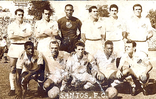  Da esquerda para a direita, em pé: Feijó, Zito, Manga, Urubatão, Ramiro e Getúlio. Agachados: Dorval, Jair Rosa Pinto, Hélio Canjica, Pelé e Pepe.
