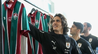 Cavani e delegação do Uruguai ganharam camisas do Fluminense personalizadas