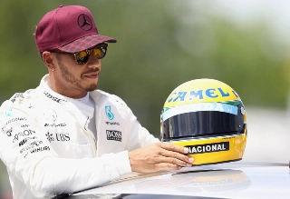 Britânico ganhou réplica do capacete do brasileiro. Foto: Divulgação