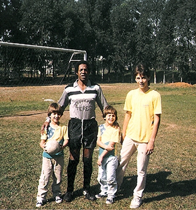 No início dos anos 80, três dos quatro filhos de Nicolau conheceram Dorval, ponta histórico do Santos