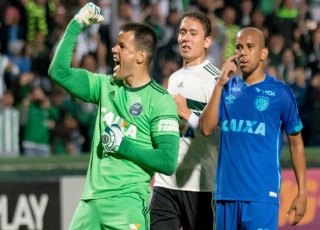 Coritiba goleia Avaí por 4 a 0 se distancia da zona de rebaixamento