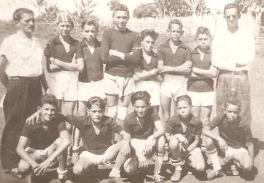 Time de Muzambinho-MG, em 1956. Da esquerda para a direita, em pé: Pedro Viola é o primeiro, Bodinho é o sexto e José Octaviano Sales é o último. Agachados: Pavão, Tente, Nicolau e Tôti. Foto enviada por Célinho