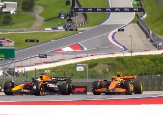 Ânimos acirrados na Áustria entre o holandês e o britânico. Foto: Reprodução/F1TV