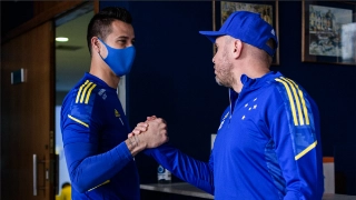 Fábio cumprimenta Mozart, novo técnico celeste. Foto: Gustavo Aleixo/Cruzeiro